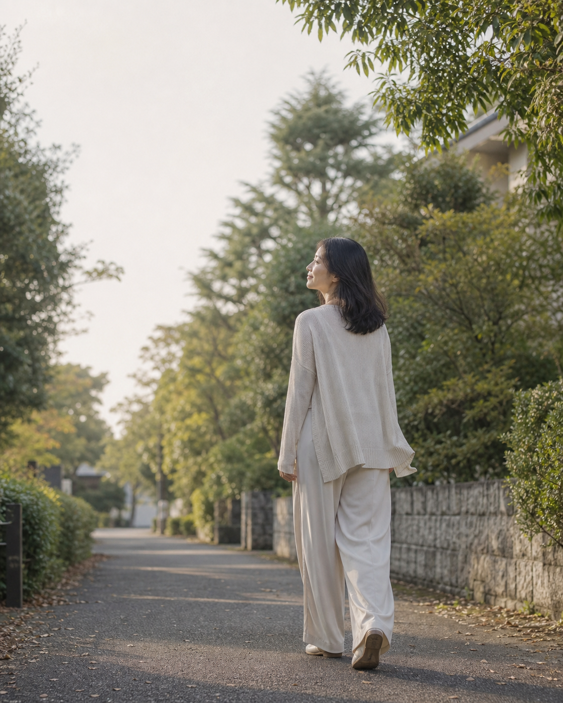 一位女性在陽光下的安靜街道散步。